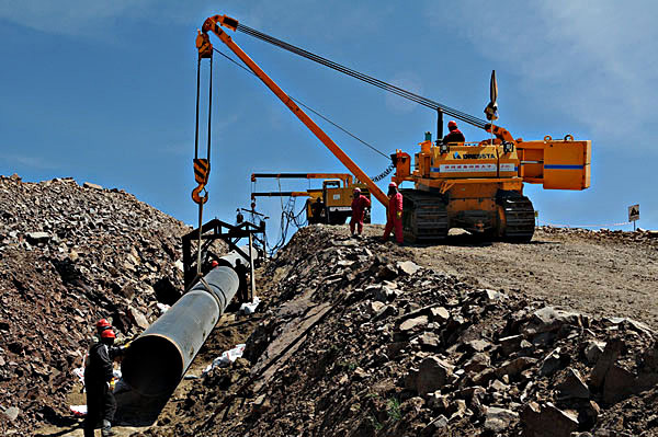 workers for oil gas pipeline